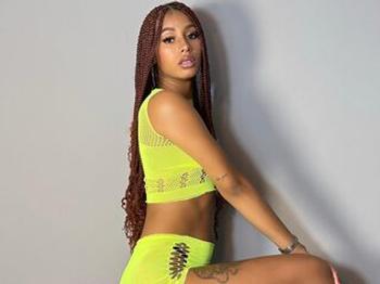 Yaya_Hilton